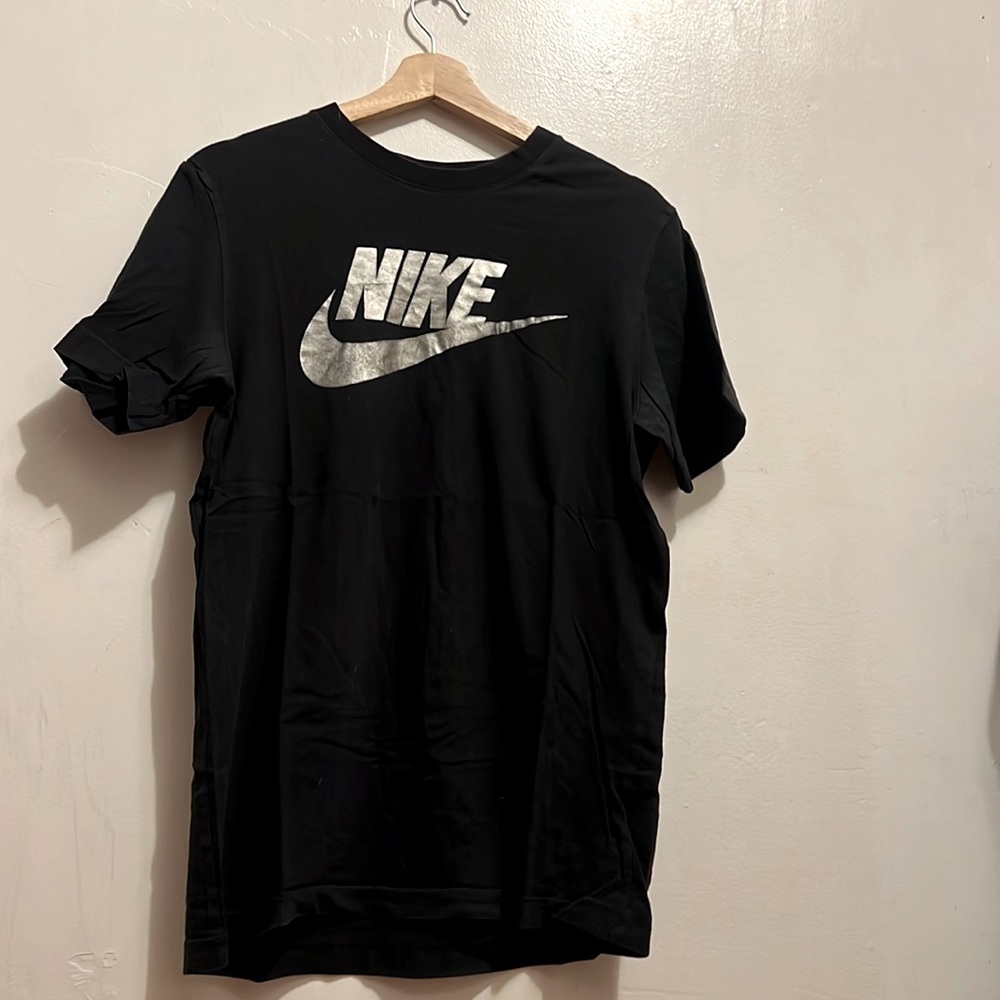 Selling a medium Nike shirt